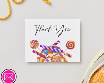 Puede incluir: Una tarjeta rectangular blanca con el texto negro Thank You centrado en la parte superior. Debajo del texto hay una ilustración colorida de varios dulces, incluyendo piruletas redondas, bastones de caramelo rayados y pequeños dulces.