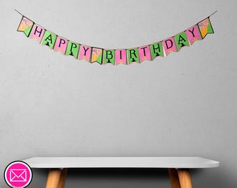 Puede incluir: Una guirnalda de cumpleaños colgante con banderines rosas y verdes con letras negras que forman HAPPY BIRTHDAY. Cada banderín está decorado con pequeños iconos de sombreros de bruja negros y gráficos de coronas naranjas, unidos por un cordón.