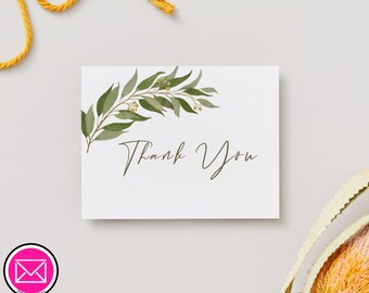 Puede incluir: Una tarjeta blanca con las palabras "Thank You" en una fuente cursiva. Una ilustración de acuarela de hojas y bayas verdes adorna la esquina superior izquierda. Cinta amarilla e icono de sobre rosa en el fondo.