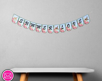 Puede incluir: Una guirnalda decorativa compuesta por once banderines individuales unidos. Cada banderín presenta un fondo azul claro con motivos florales rosas, colibríes y letras negras que forman la frase SUMMER LOVE.