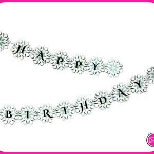 以下が含まれることがあります： 「HAPPY BIRTHDAY」の文字が黒い文字で書かれたお祝いのバナー。文字は、青と白の色合いの雪の結晶の形をした装飾でつながれており、誕生日のパーティーに最適です。