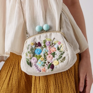 Custom Click Clack Purse Linen Floral Embroidery Kisslock Frame Purse With Chain Cute Bridesmaid Gifts Wedding Gift For Woman