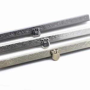 Puede incluir: Tres marcos metálicos para monederos en diferentes acabados: gris oscuro, plateado y latón antiguo. Cada marco presenta un diseño ornamental en relieve a lo largo de los bordes y un cierre de broche. Ideal para manualidades.