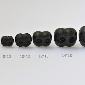 Könnte beinhalten: Sechs schwarze Kunststoff-Tiernasenknöpfe in verschiedenen Größen von 6 mm x 8 mm bis 16 mm x 20 mm. Die Knöpfe sind in einer Reihe vom kleinsten bis zum größten angeordnet.