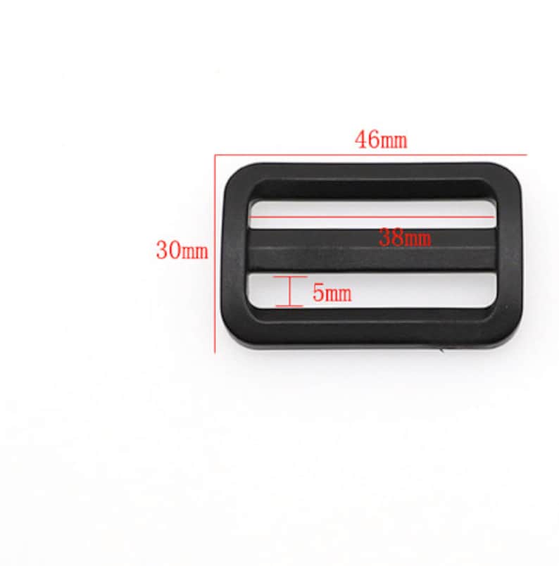 Puede incluir: Hebilla deslizante de pl&aacute;stico negro con dimensiones: 46 mm x 30 mm x 5 mm. La hebilla tiene dos ranuras para la cinta.