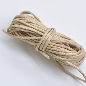 Può includere: Un rotolo di spago di colore naturale, perfetto per l'artigianato, l'imballaggio o la decorazione della casa.