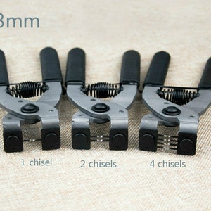 Può includere: Tre strumenti di punzonatura in metallo con manici neri. Gli strumenti sono etichettati "1 scalpello", "2 scalpelli" e "4 scalpelli". Gli strumenti sono progettati per perforare fori in materiali fino a 3 mm di spessore.