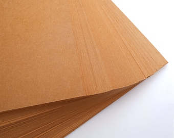 Puede incluir: Una pila de hojas de papel kraft marrón. El papel está doblado en forma de abanico, revelando la textura del papel.