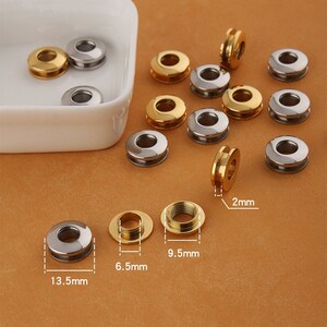 Pu&ograve; includere: Assortimento di occhielli in metallo dorato e argentato di diverse dimensioni. Gli occhielli hanno un diametro di 2 mm, 6,5 mm, 9,5 mm e 13,5 mm.