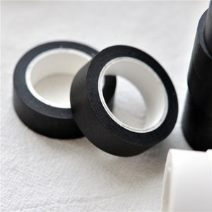 Puede incluir: Tres rollos de cinta washi negra con n&uacute;cleos interiores blancos. La cinta est&aacute; enrollada y lista para usar.