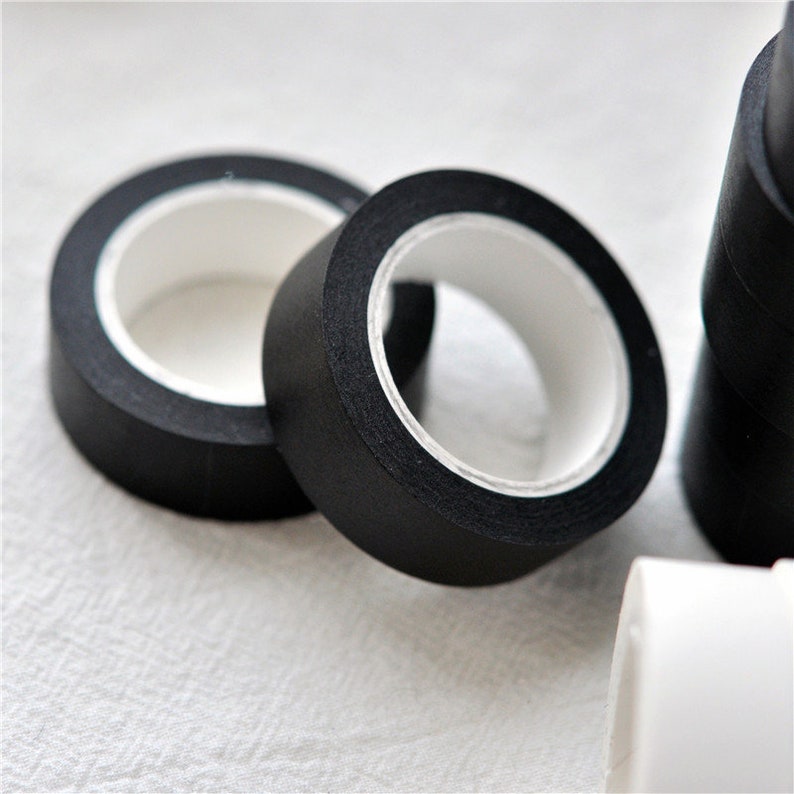 Puede incluir: Tres rollos de cinta washi negra con n&uacute;cleos interiores blancos. La cinta est&aacute; enrollada y lista para usar.