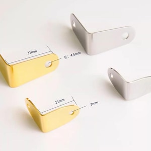 Pode incluir: Um conjunto de três canecas de cerâmica com acabamento salpicado e fosco. As canecas são em tons de creme, cinza claro e cinza escuro. Cada caneca tem um design simples e minimalista, ideal para café ou chá.