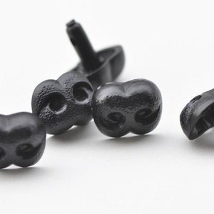 K&ouml;nnte beinhalten: Vier schwarze Plastikspielzeugaugen mit einer strukturierten Oberfl&auml;che und einem kleinen Loch auf der R&uuml;ckseite zum Befestigen. Die Augen sind so konzipiert, dass sie wie eine Cartoon-Tiernase aussehen.