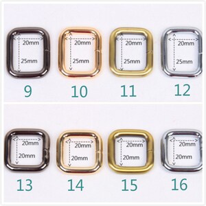 Puede incluir: Ocho anillos cuadrados de metal en diferentes acabados, incluyendo negro, oro, plata y oro rosa. Los anillos tienen 20 mm de ancho y 25 mm de alto. Cada anillo est&aacute; etiquetado con un n&uacute;mero del 9 al 16.