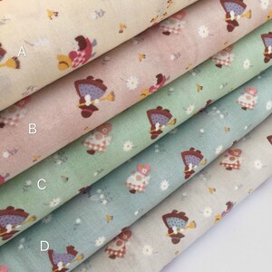Könnte beinhalten: Fünf verschiedene Stoffmuster mit einem sich wiederholenden Muster eines Mädchens in einem Kleid, das einen Besen hält. Die Stoffmuster sind übereinander gelegt, wobei das oberste Muster eine hellbeige Farbe hat, das zweite Muster eine hellrosa Farbe, das dritte Muster eine hellgrüne Farbe, das vierte Muster eine hellblaue Farbe und das unterste Muster eine hellbeige Farbe.