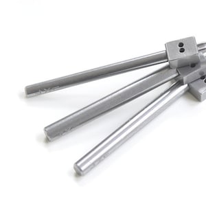 Puede incluir: Tres herramientas de punzonado de cuero plateadas con punzones de diferentes tamaños. Las herramientas tienen un mango largo y una cabeza de punzón cuadrada.