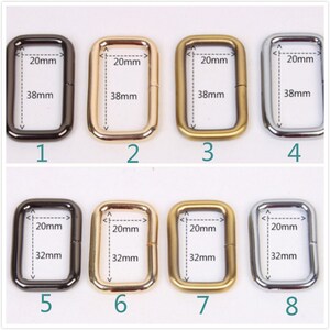 Puede incluir: Ocho anillos en D de metal en diferentes acabados, incluyendo negro, dorado y plateado. Los anillos tienen 20 mm de ancho y 38 mm o 32 mm de largo. Cada anillo est&aacute; etiquetado con un n&uacute;mero del 1 al 8.