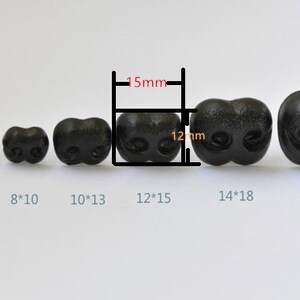 K&ouml;nnte beinhalten: Ein Satz mit sechs schwarzen Kunststoff-Sicherheitsaugen f&uuml;r Bastelarbeiten, in Gr&ouml;&szlig;en von 6 mm bis 16 mm. Die Augen haben alle die gleiche Form, mit zwei runden Pupillen und einem leicht erh&ouml;hten Nasenr&uuml;cken. Das gr&ouml;&szlig;te Auge misst 15 mm in der H&ouml;he und 12 mm in der Breite.