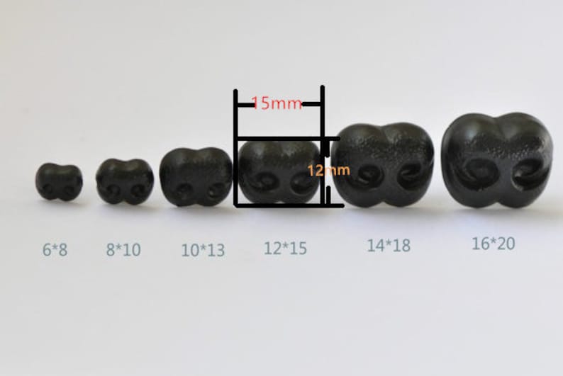 K&ouml;nnte beinhalten: Ein Satz mit sechs schwarzen Kunststoff-Sicherheitsaugen f&uuml;r Bastelarbeiten, in Gr&ouml;&szlig;en von 6 mm bis 16 mm. Die Augen haben alle die gleiche Form, mit zwei runden Pupillen und einem leicht erh&ouml;hten Nasenr&uuml;cken. Das gr&ouml;&szlig;te Auge misst 15 mm in der H&ouml;he und 12 mm in der Breite.