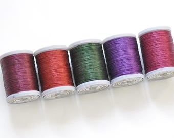 1 rol 0,2 mm (3 draden) rond gewaxt glinsterende draad, 130 meter ophaalkleur