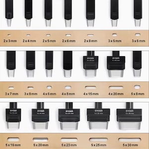 Puede incluir: Una colección de punzones de cuero negros con bases de plástico transparente, dispuestos sobre una tira de cuero marrón con agujeros pre-perforados. Los tamaños varían de 2x3mm a 5x30mm. La marca "OWDEN" es visible.