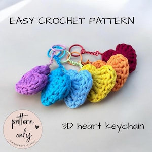 Può includere: Una tazza di ceramica bianca con manico nero e la scritta "But First, Coffee" in grassetto nero. La tazza è posta su uno sfondo sfocato, suggerendo un'ambientazione accogliente.