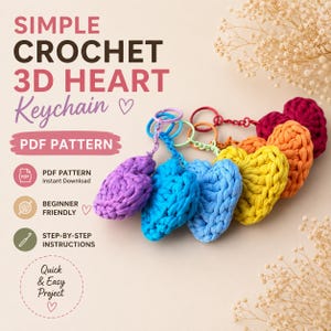 Puede incluir: Llaveros de corazón de ganchillo en morado, azul, amarillo, naranja y rojo. La imagen incluye el texto "SIMPLE CROCHET 3D HEART Keychain PDF PATTERN". Los llaveros están sujetos a anillos metálicos.