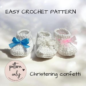 Puede incluir: Tres patucos de bebé de ganchillo blancos con lazos azules, blancos y rosas. El texto "EASY CROCHET PATTERN" está en la parte superior y "Christening confetti" en la inferior. Un logotipo que dice "pattern only" está en la esquina inferior izquierda.