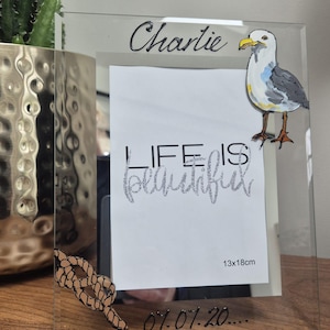 Puede incluir: Un juego de tres tazas de cerámica con un acabado mate moteado. Las tazas son de color crema, gris claro y gris oscuro. Cada taza tiene un diseño simple y minimalista y un asa redondeada.