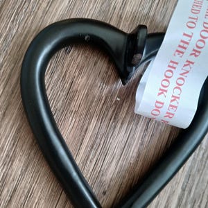 Golpeador de la puerta del corazón Cromo, latón, negro y satén
