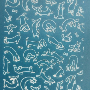 Pode incluir: Um fundo azul turquesa com um padrão branco de cães salsicha em várias poses. O texto "moikc 10 14" aparece na parte superior e inferior da imagem.