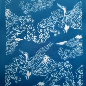 Peut inclure: Illustration bleue et blanche avec un motif de grues et de nuages. Les grues sont représentées en vol, ailes déployées, au milieu de formations nuageuses tourbillonnantes. Le design a une esthétique vintage et artistique.