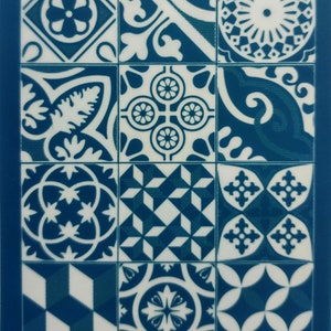 Puede incluir: Un patrón de azulejos azul y blanco con una variedad de diseños geométricos. El patrón de azulejos está sobre un fondo azul. El texto "Fancy Puppet & MOIKO" está en la parte inferior de la imagen.