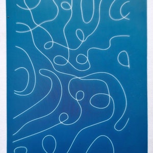 Könnte beinhalten: Ein blauer Hintergrund mit weißen abstrakten Linien und dem Text "moiko" oben links und "Saige Collective" unten rechts.