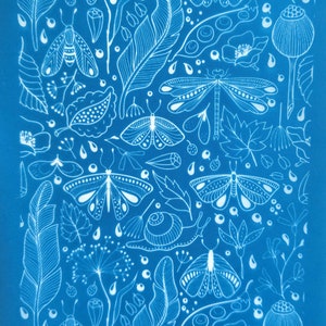 Puede incluir: Un fondo azul con dibujos de línea blanca de mariposas, libélulas, hojas y otros elementos inspirados en la naturaleza. El texto "moiko 10.43" aparece en la esquina superior izquierda y la esquina inferior derecha de la imagen.