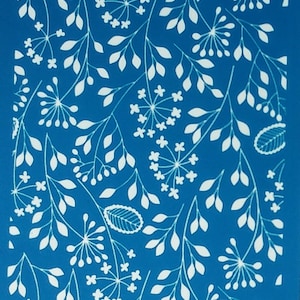 Puede incluir: Un fondo azul con un patrón floral blanco. El patrón incluye hojas, flores y pequeños puntos. La palabra "moiko" está escrita en blanco en la parte superior e inferior de la imagen.
