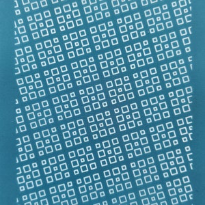 Pode incluir: Um fundo azul com um padrão branco de quadrados dispostos em diagonal. O texto "moiko 14.36" aparece no canto superior esquerdo e "moiko" aparece no canto inferior direito.