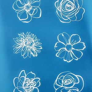 Puede incluir: Seis dibujos de línea blanca de diferentes flores sobre un fondo azul. Las flores incluyen una rosa, una margarita y un clavel.
