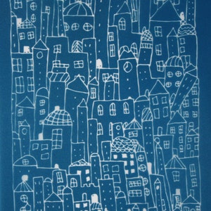 Könnte beinhalten: Eine blau-weiße Illustration einer Stadtlandschaft mit verschiedenen Gebäuden, darunter Türme, Kuppeln und Häuser. Die Gebäude sind mit weißen Linien auf blauem Hintergrund gezeichnet. Der Name des Künstlers, "moiko", ist oben links und unten rechts zu sehen.