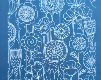 Puede incluir: Un fondo azul con un patrón floral blanco. Las flores son estilizadas y tienen diferentes formas y tamaños. El texto "moiko 6.06" aparece en la esquina superior izquierda y "moiko" en la esquina inferior derecha.