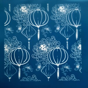 Op de afbeelding: Een blauwe achtergrond met een wit patroon van lantaarns en chrysanten. De lantaarns zijn traditionele Chinese lantaarns met een kwast die aan de onderkant hangt.