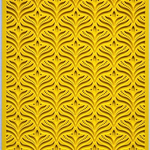 Puede incluir: Panel decorativo amarillo con un patrón floral repetitivo. El diseño está tallado en la superficie, creando un efecto texturizado. La palabra "moiko" está impresa en la esquina superior izquierda.