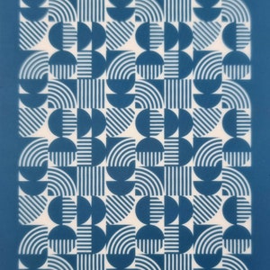 Può includere: Stampa artistica geometrica astratta con un motivo ripetuto di forme blu e bianche. Il design presenta semicerchi, linee verticali ed elementi circolari. Il testo "moiko 17.34" e "moiko" sono visibili.