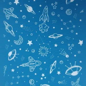 Op de afbeelding: Een blauwe achtergrond met witte contouren van sterren, planeten, raketten en UFO's. De tekst "moiko, 10.42" staat bovenaan de afbeelding.