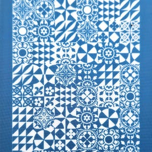Puede incluir: Un diseño de azulejos con patrón azul y blanco con una variedad de formas geométricas y motivos florales. El diseño se repite en toda la imagen, creando una sensación de ritmo y armonía.