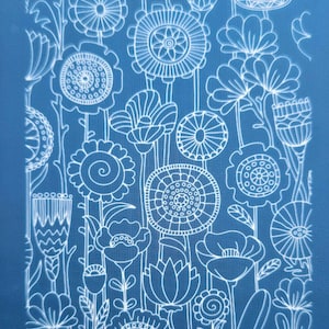 Peut inclure: Un fond bleu avec un motif floral blanc. Les fleurs sont stylisées et ont des formes et des tailles différentes. Le texte "moiko 6.06" apparaît en haut à gauche et "moiko" en bas à droite.
