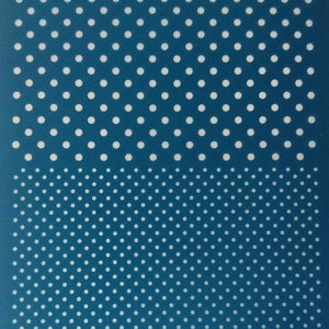 Könnte beinhalten: Eine blaue Schablone mit einem Muster aus weißen Punkten. Die obere Hälfte der Schablone hat ein regelmäßiges Muster aus Punkten, während die untere Hälfte ein diagonales Muster aus Punkten hat.