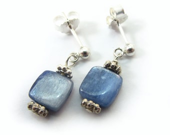 Handgemachte Winzige Sterling Silber und Denim Blau Kyanit Ohrringe