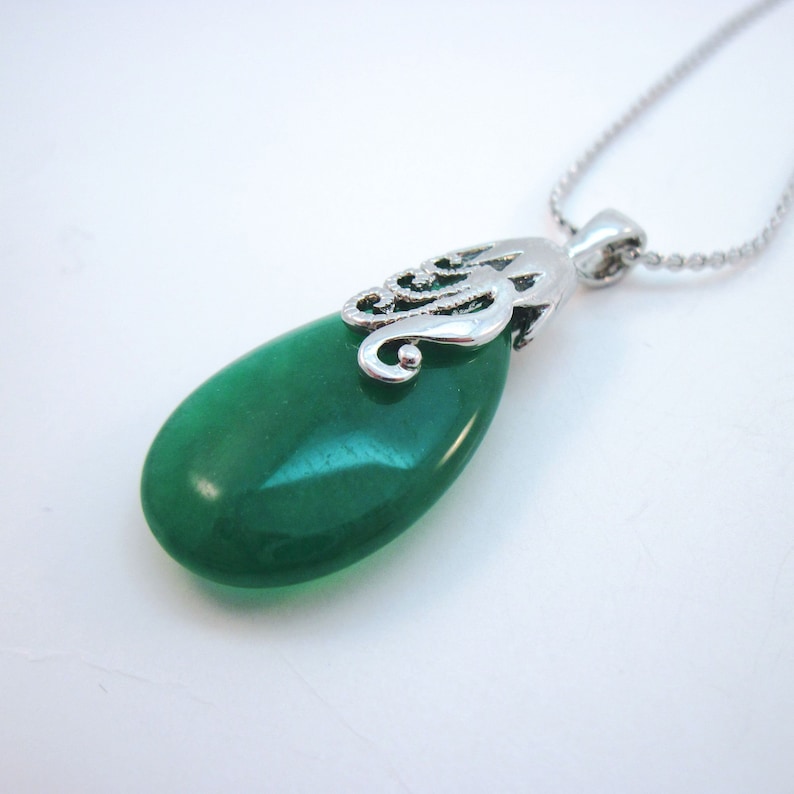 Vintage 18kgp Silvertone Apple Green Jade Teardrop Pendant - Green Jade Teardrop Pendant Necklace Vintage 18kgp Silvertone Apple Green Jade Teardrop Pendant - Green Jade Teardrop Pendant Necklace