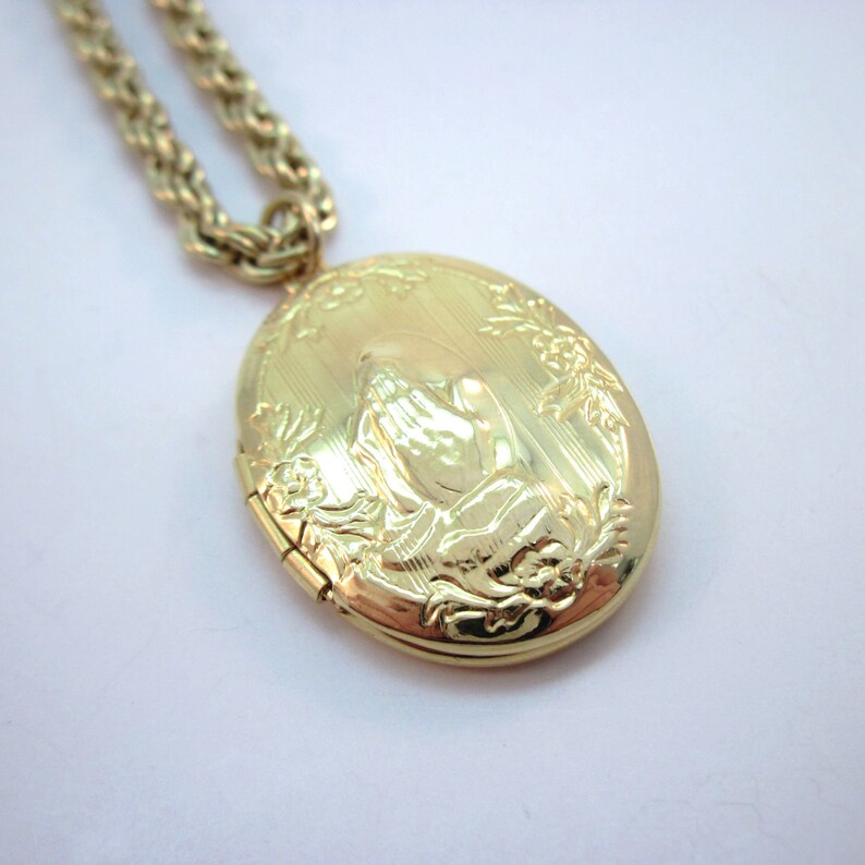 hands not centered!!! Praying Hands Pendant Serenity Prayer GEP Locket with Rope Chain